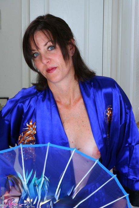 Tia Toys Pussy